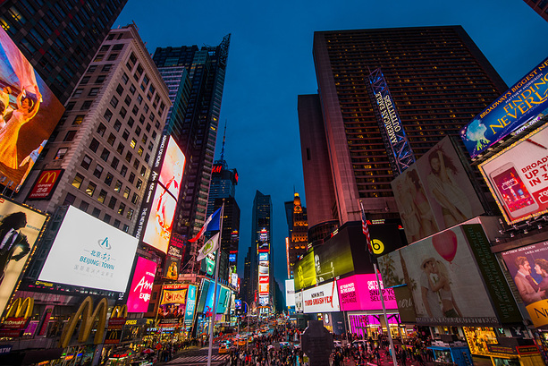 Leuchttafeln-Wirrwarr am nächtlichen Times Square