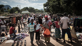 Ein geschäftiger Markt in Mosambik