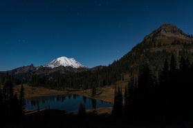 Mount Rainier im Licht des Vollmonds