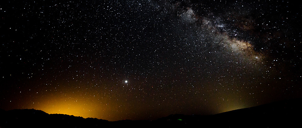 Die Milchstrasse über Las Vegas, sichtbar als heller Fleck am Horizont.