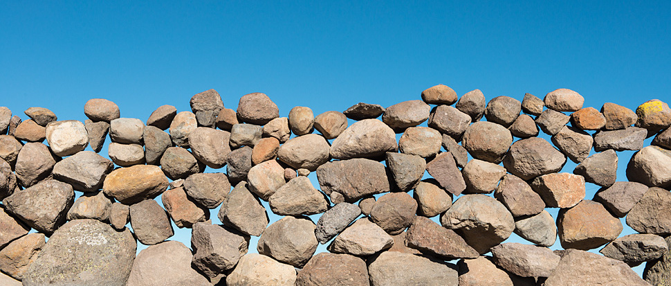 Steinmauer, wo die Messerklinge dazwischenpasst.