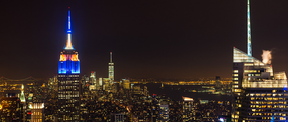 Top of the Rock: Das Empire State Building vor der n&auml;chtlichen Skyline